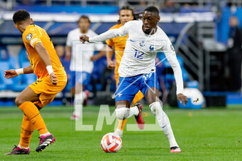 2023-03-24 - Jurrien Timber of the Netherlands challenges Randal Kolo Muani of France during the UEFA Euro 2024, European Qualifiers, Group B football match between France and Netherlands on March 24, 2023 at Stade de France in Saint-Denis near Paris, France - FOOTBALL - EURO 2024 - QUALIFYING - FRANCE V NETHERLANDS - UEFA EUROPEAN - SOCCER