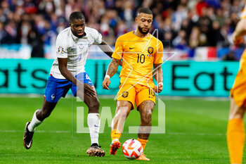 2023-03-24 - Dayot Upamecano of France challenges Memphis Depay of the Netherlands during the UEFA Euro 2024, European Qualifiers, Group B football match between France and Netherlands on March 24, 2023 at Stade de France in Saint-Denis near Paris, France - FOOTBALL - EURO 2024 - QUALIFYING - FRANCE V NETHERLANDS - UEFA EUROPEAN - SOCCER