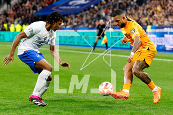 2023-03-24 - Jules Kounde of France challenges Memphis Depay of the Netherlands during the UEFA Euro 2024, European Qualifiers, Group B football match between France and Netherlands on March 24, 2023 at Stade de France in Saint-Denis near Paris, France - FOOTBALL - EURO 2024 - QUALIFYING - FRANCE V NETHERLANDS - UEFA EUROPEAN - SOCCER