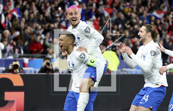 2023-03-25 - Antoine Griezmann of France celebrates his goal on the back of Kylian Mbappe, right Adrien Rabiot of France during the UEFA Euro 2024, European Qualifiers, Group B football match between France and Netherlands on March 24, 2023 at Stade de France in Saint-Denis near Paris, France - FOOTBALL - EURO 2024 - QUALIFYING - FRANCE V NETHERLANDS - UEFA EUROPEAN - SOCCER