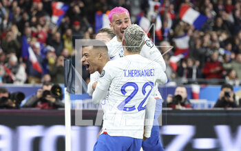 2023-03-25 - Antoine Griezmann of France celebrates his goal with Kylian Mbappe, Theo Hernandez of France during the UEFA Euro 2024, European Qualifiers, Group B football match between France and Netherlands on March 24, 2023 at Stade de France in Saint-Denis near Paris, France - FOOTBALL - EURO 2024 - QUALIFYING - FRANCE V NETHERLANDS - UEFA EUROPEAN - SOCCER