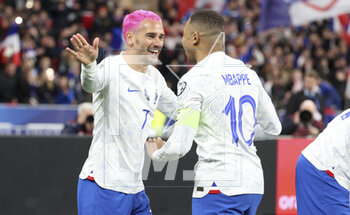 2023-03-25 - Antoine Griezmann of France celebrates his goal with Kylian Mbappe during the UEFA Euro 2024, European Qualifiers, Group B football match between France and Netherlands on March 24, 2023 at Stade de France in Saint-Denis near Paris, France - FOOTBALL - EURO 2024 - QUALIFYING - FRANCE V NETHERLANDS - UEFA EUROPEAN - SOCCER
