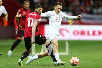 2023-03-27 - Nedim Bajrami of Albania and Piotr Zielinski of Poland during the UEFA Euro 2024, European Qualifiers, Group E football match between Poland and Albania on March 27, 2023 at PGE Narodowy in Warsaw, Poland - FOOTBALL - EURO 2024 - QUALIFYING - POLAND V ALBANIA - UEFA EUROPEAN - SOCCER