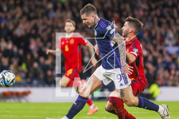 2023-03-28 - Lyndon Dykes of Scotland and David Garcia of Spain during the UEFA Euro 2024, European Qualifiers, Group A football match between Scotland and Spain on March 28, 2023 at Hampden Park in Glasgow, Scotland - FOOTBALL - EURO 2024 - QUALIFYING - SCOTLAND V SPAIN - UEFA EUROPEAN - SOCCER