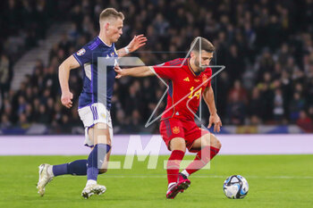 2023-03-28 - Jose Gaya of Spain and Scott McTominay of Scotland during the UEFA Euro 2024, European Qualifiers, Group A football match between Scotland and Spain on March 28, 2023 at Hampden Park in Glasgow, Scotland - FOOTBALL - EURO 2024 - QUALIFYING - SCOTLAND V SPAIN - UEFA EUROPEAN - SOCCER