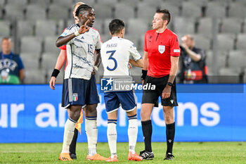 2023-06-22 - aItaly U21’s Caleb Okoli nd Italy U21’s Fabiano Parisi protests with the referee and linesman for not whistling the score at goal towards the end of the match during the first qualifying round UEFA European Under-21 Championship 2023 soccer match Italy U21 vs. France U21 at the Cluj Arena stadium in Cluj Napoca, Romania, 22nd of June 2023 - UNDER 21 MEN - FRANCE VS ITALY - UEFA EUROPEAN - SOCCER