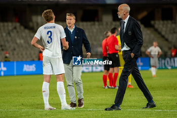 2023-06-28 - Paolo Nicolato head coach of Italy U21 shows his disappointment and Leif Gunnar Smerud head coach of Norway U21 that congratulate to Norway U21’s Henrik Heggheim during the third qualifying round UEFA European Under-21 Championship 2023 soccer match Italy U21 vs. Norway U21 at the CFR Cluj Stadium in Cluj Napoca, Romania, 28nd of June 2023 - UNDER 21 MEN - ITALY VS NORWAY - UEFA EUROPEAN - SOCCER