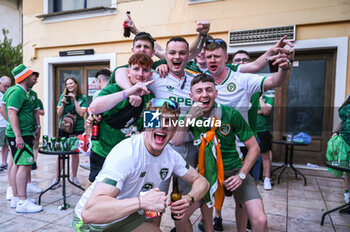 2023-06-16 - Ireland's supporters are having fun before the UEFA EURO 2024 qualifying round group B match between Greece and the Republic of Ireland at OPAP Arena on May 16, 2023, in Athens, Greece. - QUALIFICATIONS - GREECE VS IRELAND - UEFA EUROPEAN - SOCCER
