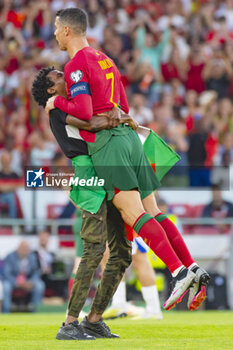 2023-06-17 - A Portugal fan invades the pitch and lifts up Cristiano Ronaldo during the UEFA Euro 2024, European Qualifiers, Group J, football match between Portugal and Bosnia and Herzegovina on June 17, 2023 at Estádio do SL Benfica in Lisbon, Portugal - FOOTBALL - EURO 2024 - QUALIFYING - PORTUGAL V BOSNIA HERZEGOVINA - UEFA EUROPEAN - SOCCER