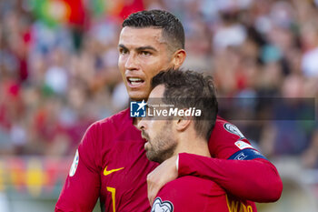2023-06-17 - Bernardo Silva of Portugal celebrates his goal 1-0 with Cristiano Ronaldo during the UEFA Euro 2024, European Qualifiers, Group J, football match between Portugal and Bosnia and Herzegovina on June 17, 2023 at Estádio do SL Benfica in Lisbon, Portugal - FOOTBALL - EURO 2024 - QUALIFYING - PORTUGAL V BOSNIA HERZEGOVINA - UEFA EUROPEAN - SOCCER