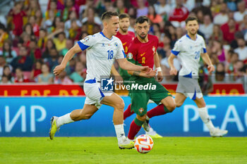2023-06-17 - Amir Hadziahmetovic of Bosnia and Herzegovina and Bruno Fernandes of Portugal during the UEFA Euro 2024, European Qualifiers, Group J, football match between Portugal and Bosnia and Herzegovina on June 17, 2023 at Estádio do SL Benfica in Lisbon, Portugal - FOOTBALL - EURO 2024 - QUALIFYING - PORTUGAL V BOSNIA HERZEGOVINA - UEFA EUROPEAN - SOCCER