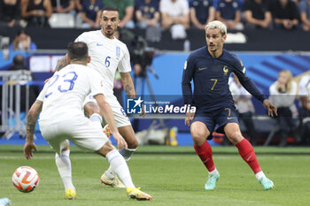 2023-06-19 - Antoine Griezmann of France, left Dimitris Kourbelis of Greece during the UEFA Euro 2024, European Qualifiers, Group B, football match between France and Greece on June 19, 2023 at Stade de France in Saint-Denis, France - FOOTBALL - EURO 2024 - QUALIFYING - FRANCE V GREECE - UEFA EUROPEAN - SOCCER