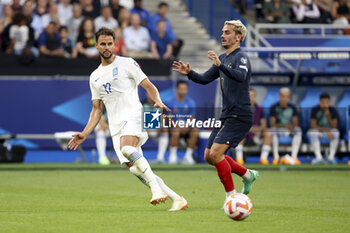 2023-06-19 - Antoine Griezmann of France, left Pantelis Hatzidiakos of Greece during the UEFA Euro 2024, European Qualifiers, Group B, football match between France and Greece on June 19, 2023 at Stade de France in Saint-Denis, France - FOOTBALL - EURO 2024 - QUALIFYING - FRANCE V GREECE - UEFA EUROPEAN - SOCCER