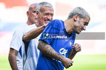 2023-09-06 - Didier DESCHAMPS of France and Antoine GRIEZMANN of France during the training of the French team ahead of the UEFA Euro 2024, European Qualifiers football match between France and Ireland, on September 6, 2023 at Parc des Princes Stadium in Paris, France - FOOTBALL - EURO 2024 - FRANCE V REPUBLIC OF IRELAND - TRAINING AND PRESS CONFERENCE - UEFA EUROPEAN - SOCCER