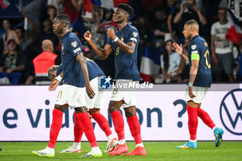 2023-09-07 - Aurelien TCHOUAMENI of France celebrate his goal with Ousmane DEMBELE of France and Kylian MBAPPE of France during the UEFA Euro 2024, European Qualifiers Group B football match between France and Republic of Ireland on September 7, 2023 at Parc des Princes stadium in Paris, France - FOOTBALL - EURO 2024 - QUALIFYING - FRANCE V REPUBLIC OF IRELAND - UEFA EUROPEAN - SOCCER
