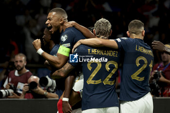 2023-09-07 - Aurelien Tchouameni of France celebrates his goal with Kylian Mbappe and teammates during the UEFA Euro 2024, European Qualifiers Group B football match between France and Republic of Ireland on September 7, 2023 at Parc des Princes stadium in Paris, France - FOOTBALL - EURO 2024 - QUALIFYING - FRANCE V REPUBLIC OF IRELAND - UEFA EUROPEAN - SOCCER