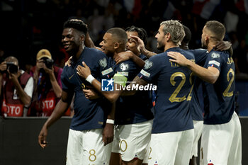 2023-09-07 - Aurelien Tchouameni of France celebrates his goal with Kylian Mbappe and teammates during the UEFA Euro 2024, European Qualifiers Group B football match between France and Republic of Ireland on September 7, 2023 at Parc des Princes stadium in Paris, France - FOOTBALL - EURO 2024 - QUALIFYING - FRANCE V REPUBLIC OF IRELAND - UEFA EUROPEAN - SOCCER