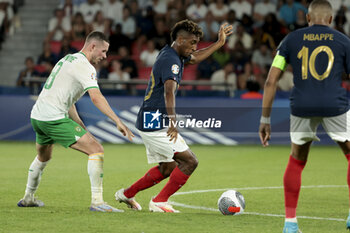 2023-09-07 - Kingsley Coman of France, left Alan Browne of Ireland during the UEFA Euro 2024, European Qualifiers Group B football match between France and Republic of Ireland on September 7, 2023 at Parc des Princes stadium in Paris, France - FOOTBALL - EURO 2024 - QUALIFYING - FRANCE V REPUBLIC OF IRELAND - UEFA EUROPEAN - SOCCER