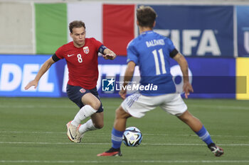 2023-10-17 - Kristian Arnstad of Norway battle for the ball with Tommaso Baldanzi of Italy during Italy U21  vs Norway U21, 3° match of European Qualifiers 2025 group A, game at GNerone Claudio Druso in Bolzano - Bolzen (BZ), Italy, on October 17, 2023. - 2025 UEFA EURO UNDER 21 QUALIFIERS - ITALY VS NORWAY - UEFA EUROPEAN - SOCCER