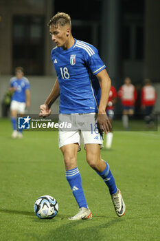 2023-10-17 - Francesco Pio Esposito of Italy play the ball during Italy U21  vs Norway U21, 3° match of European Qualifiers 2025 group A, game at GNerone Claudio Druso in Bolzano - Bolzen (BZ), Italy, on October 17, 2023. - 2025 UEFA EURO UNDER 21 QUALIFIERS - ITALY VS NORWAY - UEFA EUROPEAN - SOCCER