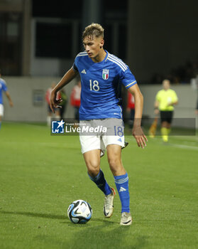 2023-10-17 - Francesco Pio Esposito of Italy play the ball during Italy U21  vs Norway U21, 3° match of European Qualifiers 2025 group A, game at GNerone Claudio Druso in Bolzano - Bolzen (BZ), Italy, on October 17, 2023. - 2025 UEFA EURO UNDER 21 QUALIFIERS - ITALY VS NORWAY - UEFA EUROPEAN - SOCCER