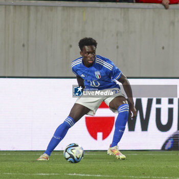 2023-10-17 - Michael Olabode Kayode of Italy  play the ball during Italy U21  vs Norway U21, 3° match of European Qualifiers 2025 group A, game at GNerone Claudio Druso in Bolzano - Bolzen (BZ), Italy, on October 17, 2023. - 2025 UEFA EURO UNDER 21 QUALIFIERS - ITALY VS NORWAY - UEFA EUROPEAN - SOCCER