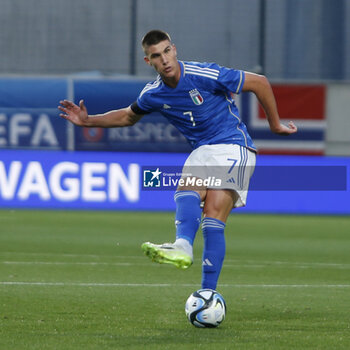 2023-10-17 - Cesare Casadei of Italy  play the ball during Italy U21  vs Norway U21, 3° match of European Qualifiers 2025 group A, game at GNerone Claudio Druso in Bolzano - Bolzen (BZ), Italy, on October 17, 2023. - 2025 UEFA EURO UNDER 21 QUALIFIERS - ITALY VS NORWAY - UEFA EUROPEAN - SOCCER