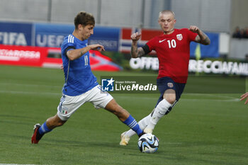 2023-10-17 - Tommaso Baldanzi of Italy  competes for the ball with Isak Hansen-Aaroen of Norway during Italy U21  vs Norway U21, 3° match of European Qualifiers 2025 group A, game at GNerone Claudio Druso in Bolzano - Bolzen (BZ), Italy, on October 17, 2023. - 2025 UEFA EURO UNDER 21 QUALIFIERS - ITALY VS NORWAY - UEFA EUROPEAN - SOCCER