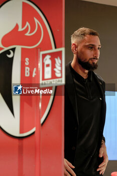 2023-10-13 - Gianluigi Donnarumma of Italy speaks with the media during a press conference at Stadio San Nicola on October 13, 2023 in Bari, Italy. - PRESS CONFERENCE ITALY - UEFA EUROPEAN - SOCCER