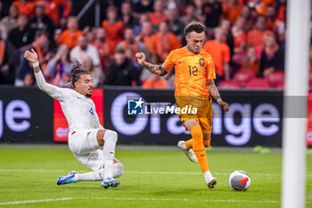 2023-10-13 - Quilindschy Hartman of the Netherlands shoots to score, Malo Gusto of France during the UEFA Euro 2024, Qualifiers Group B football match between Netherlands and France on October 13, 2023 at Johan Cruijff ArenA in Amsterdam, Netherlands - FOOTBALL - EURO 2024 - QUALIFYING - NETHERLANDS V FRANCE - UEFA EUROPEAN - SOCCER