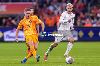 2023-10-13 - Joey Veerman of the Netherlands, Antoine Griezmann of France during the UEFA Euro 2024, Qualifiers Group B football match between Netherlands and France on October 13, 2023 at Johan Cruijff ArenA in Amsterdam, Netherlands - FOOTBALL - EURO 2024 - QUALIFYING - NETHERLANDS V FRANCE - UEFA EUROPEAN - SOCCER