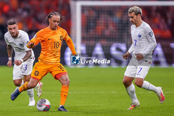 2023-10-13 - Xavi Simons of the Netherlands is challenged by Antoine Griezmann of France during the UEFA Euro 2024, Qualifiers Group B football match between Netherlands and France on October 13, 2023 at Johan Cruijff ArenA in Amsterdam, Netherlands - FOOTBALL - EURO 2024 - QUALIFYING - NETHERLANDS V FRANCE - UEFA EUROPEAN - SOCCER