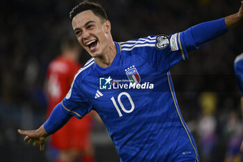 2023-11-17 - Giacomo Raspadori (ITA) celebrates after scoring 4-2 during the Day 9 of UEFA EURO 2024 European qualifier, Group C, match between Italy and North Macedonia, 17 November 2023 at the Olympic Stadium in Rome, Italy. - ITALY VS NORTH MACEDONIA - UEFA EUROPEAN - SOCCER