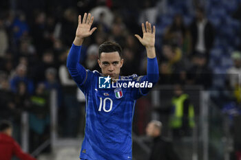 2023-11-17 - Giacomo Raspadori (ITA) reets the fans during the Day 9 of UEFA EURO 2024 European qualifier, Group C, match between Italy and North Macedonia, 17 November 2023 at the Olympic Stadium in Rome, Italy. - ITALY VS NORTH MACEDONIA - UEFA EUROPEAN - SOCCER