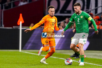 2023-11-18 - Quilindschy Hartman of The Netherlands battles for possession with Matt Doherty of Ireland during the UEFA EURO 2024, Qualifiers Group B football match between Netherlands and Republic of Ireland on November 18, 2023 at Johan Cruijff ArenA in Amsterdam, Netherlands - FOOTBALL - EURO 2024 - QUALIFYING - NETHERLANDS V REPUBLIC OF IRELAND - UEFA EUROPEAN - SOCCER