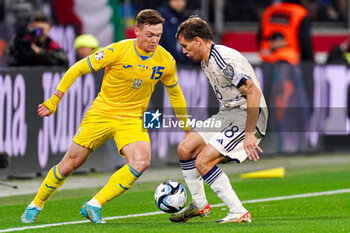 2023-11-20 - Viktor Tsygankov of Ukraine and Nicolo Barella of Italy during the UEFA Euro 2024, Qualifiers Group C football match between Ukraine and Italy on November 20, 2023 at BayArena in Leverkusen, Germany - FOOTBALL - EURO 2024 - QUALIFYING - UKRAINE V ITALY - UEFA EUROPEAN - SOCCER
