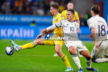 2023-11-20 - Illia Zabarnyi of Ukraine battles for possession with Giacomo Raspadori of Italy during the UEFA Euro 2024, Qualifiers Group C football match between Ukraine and Italy on November 20, 2023 at BayArena in Leverkusen, Germany - FOOTBALL - EURO 2024 - QUALIFYING - UKRAINE V ITALY - UEFA EUROPEAN - SOCCER
