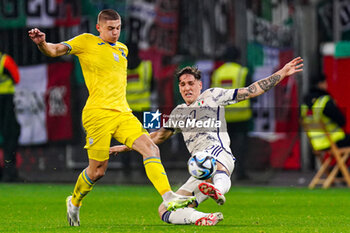 2023-11-20 - Vitaliy Mykolenko of Ukraine battles for possession with Nicolo Zaniolo of Italy during the UEFA Euro 2024, Qualifiers Group C football match between Ukraine and Italy on November 20, 2023 at BayArena in Leverkusen, Germany - FOOTBALL - EURO 2024 - QUALIFYING - UKRAINE V ITALY - UEFA EUROPEAN - SOCCER