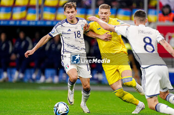 2023-11-20 - Nicolo Barella of Italy battles for possession with Artem Dovbyk of Ukraine during the UEFA Euro 2024, Qualifiers Group C football match between Ukraine and Italy on November 20, 2023 at BayArena in Leverkusen, Germany - FOOTBALL - EURO 2024 - QUALIFYING - UKRAINE V ITALY - UEFA EUROPEAN - SOCCER