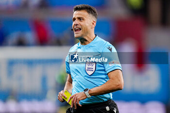 2023-11-20 - Referee Jesus Gil Manzano shows yellow card during the UEFA Euro 2024, Qualifiers Group C football match between Ukraine and Italy on November 20, 2023 at BayArena in Leverkusen, Germany - FOOTBALL - EURO 2024 - QUALIFYING - UKRAINE V ITALY - UEFA EUROPEAN - SOCCER
