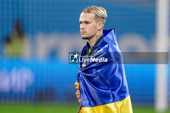 2023-11-20 - Mykhailo Mudryk of Ukraine walking onto the pitch holding the flag of Ukraine during the UEFA Euro 2024, Qualifiers Group C football match between Ukraine and Italy on November 20, 2023 at BayArena in Leverkusen, Germany - FOOTBALL - EURO 2024 - QUALIFYING - UKRAINE V ITALY - UEFA EUROPEAN - SOCCER