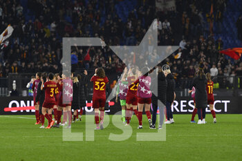 2023-03-21 - A.S. Roma greets the fans during the Quarter-finals, 1st leg UEFA Women's Champions League between A.S. Roma and FC Barcelona on March 21, 2023 at the Stadio Olimpico in Rome. - AS ROMA VS FC BARCELONA - UEFA CHAMPIONS LEAGUE WOMEN - SOCCER