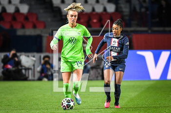 2023-03-22 - Jill ROORD of Wolfsburg and Ashley LAWRENCE of PSG during the UEFA Women's Champions League, Quarter-finals, 1st leg football match between Paris Saint-Germain and VfL Wolfsburg on March 22, 2023 at Parc des Princes stadium in Paris, France - FOOTBALL - WOMEN'S CHAMPIONS LEAGUE - PARIS SG V WOLFSBURG - UEFA CHAMPIONS LEAGUE WOMEN - SOCCER
