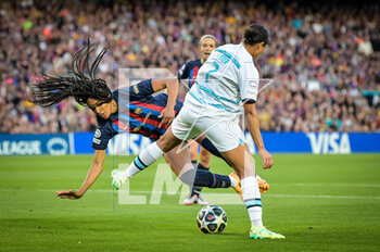 2023-04-27 - Salma Paralluelo (FC Barcelona Fem) and Jessica Carter (Chelsea FC Women) during a Womans Champions League match between FC Barcelona Femeni and Chelsea FC Women at Spotify Camp Nou, in Barcelona, Spain on April 27, 2023. (Photo / Felipe Mondino) - FC BARCELONA FEM VS CHELSEA FC WOMEN - UEFA CHAMPIONS LEAGUE WOMEN - SOCCER