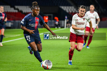 2023-10-18 - Sandy BALTIMORE of PSG and Hannah BLUNDELL of Manchester United during the UEFA Women's Champions League, Round 2, 2nd leg football match between Paris Saint-Germain and Manchester United on October 18, 2023 at Parc des Princes stadium in Paris, France - FOOTBALL - WOMEN'S CHAMPIONS LEAGUE - PARIS SG V MANCHESTER UNITED - UEFA CHAMPIONS LEAGUE WOMEN - SOCCER
