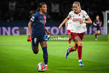 2023-10-18 - Grace GEYORO of PSG and Millie TURNER of Manchester United during the UEFA Women's Champions League, Round 2, 2nd leg football match between Paris Saint-Germain and Manchester United on October 18, 2023 at Parc des Princes stadium in Paris, France - FOOTBALL - WOMEN'S CHAMPIONS LEAGUE - PARIS SG V MANCHESTER UNITED - UEFA CHAMPIONS LEAGUE WOMEN - SOCCER