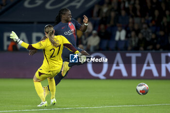 2023-10-18 - Tabitha Chawinga of PSG, Manchester United goalkeeper May Earps during the UEFA Women's Champions League, Round 2, 2nd leg football match between Paris Saint-Germain and Manchester United on October 18, 2023 at Parc des Princes stadium in Paris, France - FOOTBALL - WOMEN'S CHAMPIONS LEAGUE - PARIS SG V MANCHESTER UNITED - UEFA CHAMPIONS LEAGUE WOMEN - SOCCER