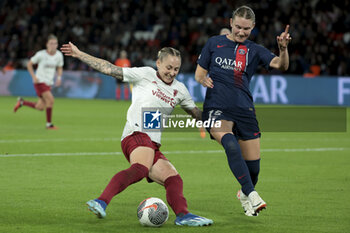 2023-10-18 - Leah Galton of Manchester United, Clare Hunt of PSG during the UEFA Women's Champions League, Round 2, 2nd leg football match between Paris Saint-Germain and Manchester United on October 18, 2023 at Parc des Princes stadium in Paris, France - FOOTBALL - WOMEN'S CHAMPIONS LEAGUE - PARIS SG V MANCHESTER UNITED - UEFA CHAMPIONS LEAGUE WOMEN - SOCCER