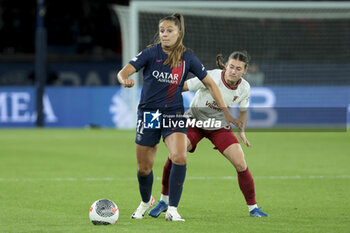 2023-10-18 - Lieke Martens van Leer of PSG, Hannah Blundell of Manchester United during the UEFA Women's Champions League, Round 2, 2nd leg football match between Paris Saint-Germain and Manchester United on October 18, 2023 at Parc des Princes stadium in Paris, France - FOOTBALL - WOMEN'S CHAMPIONS LEAGUE - PARIS SG V MANCHESTER UNITED - UEFA CHAMPIONS LEAGUE WOMEN - SOCCER