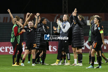 2023-11-23 - A.S. Roma Women greets the fans during the Round 2, day 2 Group C of the UEFA Women's Champions League between F.C. Vorskla vs A.S. Roma, 23 November 2023 at the Stadio Tre Fontane in Rome, Italy. - ROMA WOMEN VS AJAX WOMEN - UEFA CHAMPIONS LEAGUE WOMEN - SOCCER